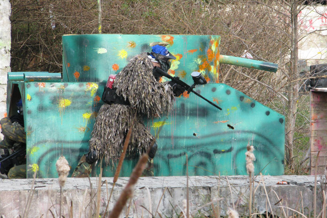 Йети возле танка