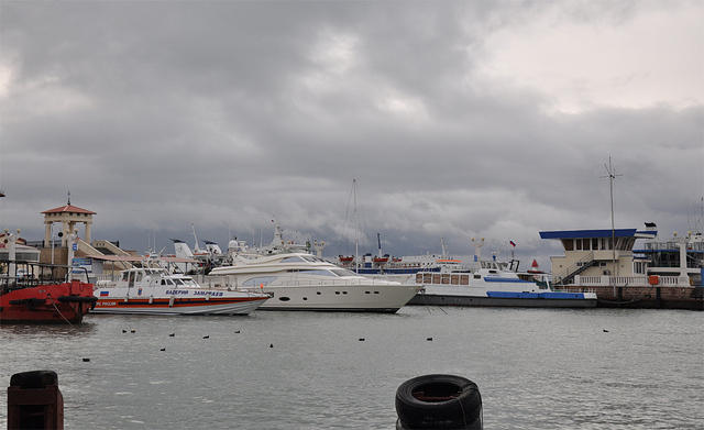 В море шторм, корабли на приколе