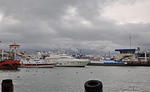 В море шторм, корабли на приколе