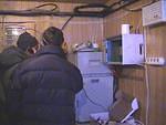 - Алло! Ты меня слышишь?!
- Ну, что ты так орешь? Конечно, слышу!